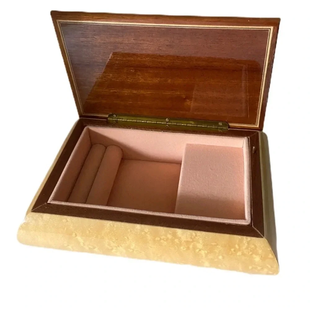 Beautiful vintage jewelry music box​